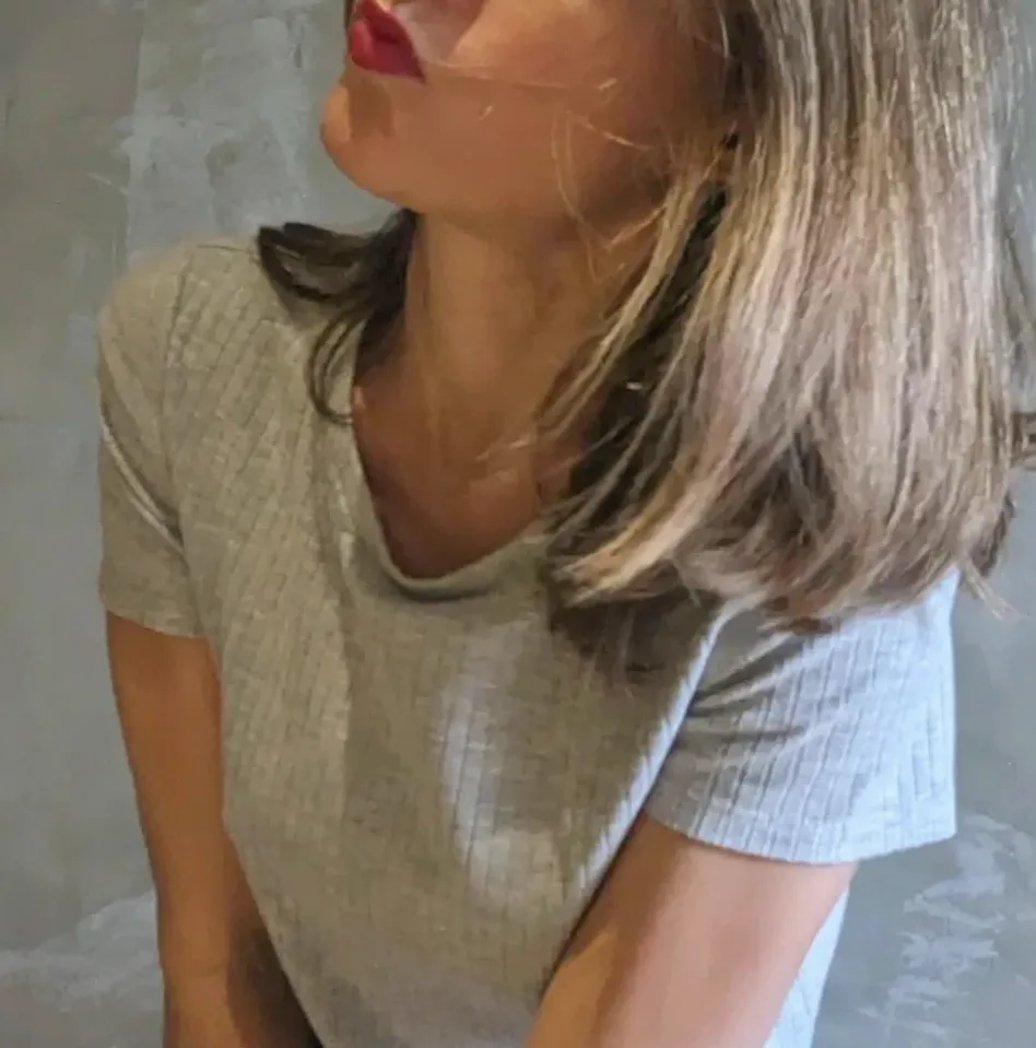 Manuela, 33